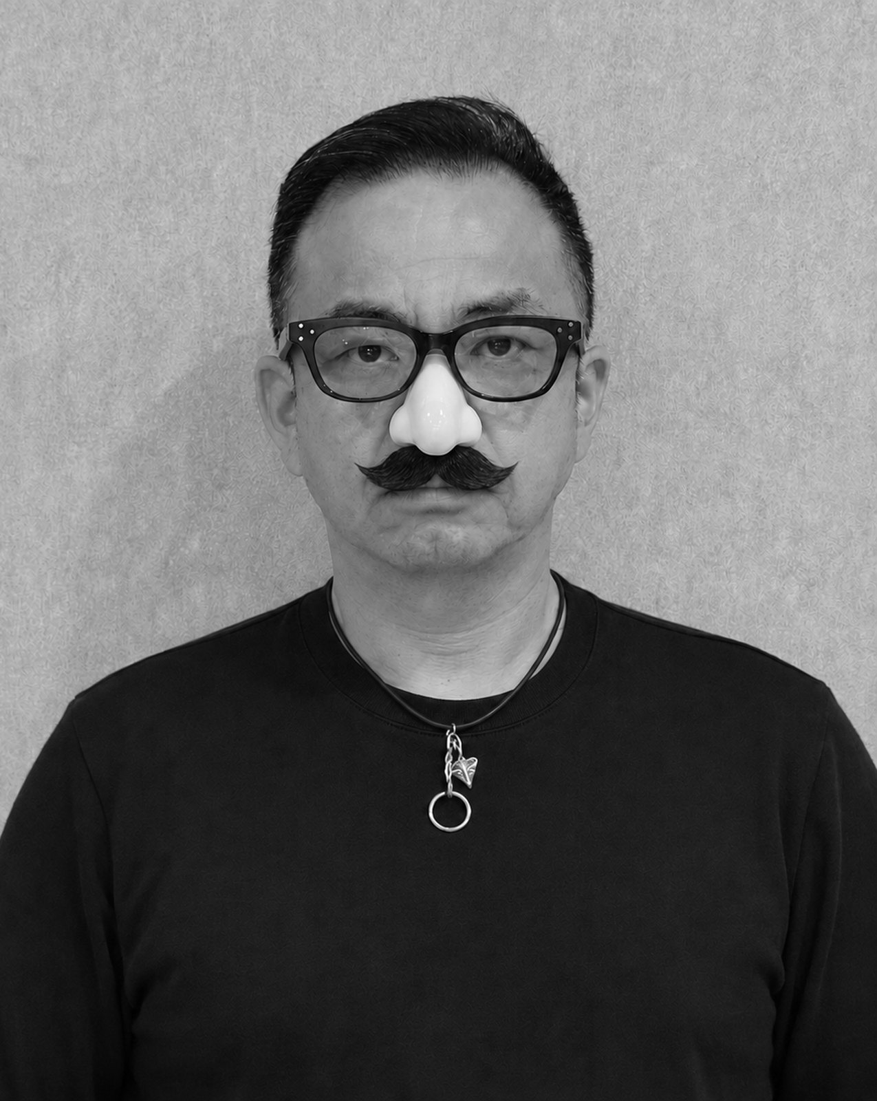 付け鼻と付け髭をつけた代表者の肖像 — G.O.A.T建築司令部の理念